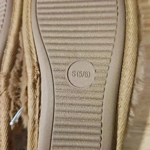 Stars Above Biege size US 5/6 soft fuzzy slip on slippers - Picture 6 of 8